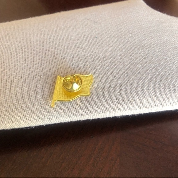 USA Flag Pin - Picture 2 of 3